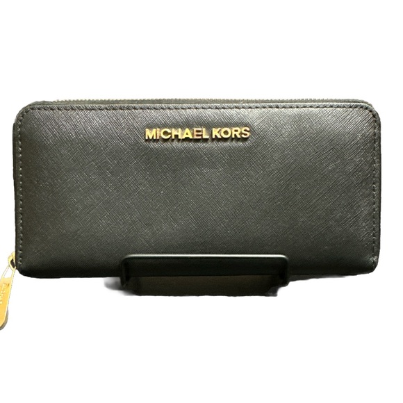 Michael Kors Zip Around Wallet- GUC - Picture 1 of 5